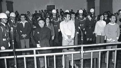 美麗島大審，第二排露出一排白牙笑得瀟灑的是施明德，施明德的左邊是陳菊，右邊是呂秀蓮。<br />圖／中央社資料照片