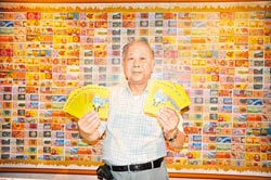 　無價之寶▲范清波花了50多年蒐藏愛國獎券，總共1171期他都有。他特地挑出和軍事方面有關的數百張愛國獎券，成為一面特殊的愛國獎券牆。（李坤建攝）