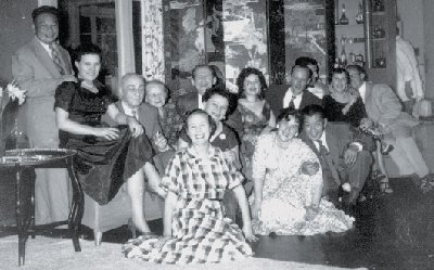 1950年代，俄國人在明星咖啡館舉辦新年派對。左一為蔣經國、左二為蔣方良、左三即是明星創辦人之一艾斯尼。<br />簡錦錐／提供