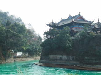 寶瓶口是人工開鑿的缺口，能自動控制內江進水量，乃都江堰三大主體工程之一。
