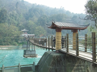 安瀾索橋又名「夫妻橋」，是中國著名五大古橋之一，被都江堰山水劇當成演出背景。